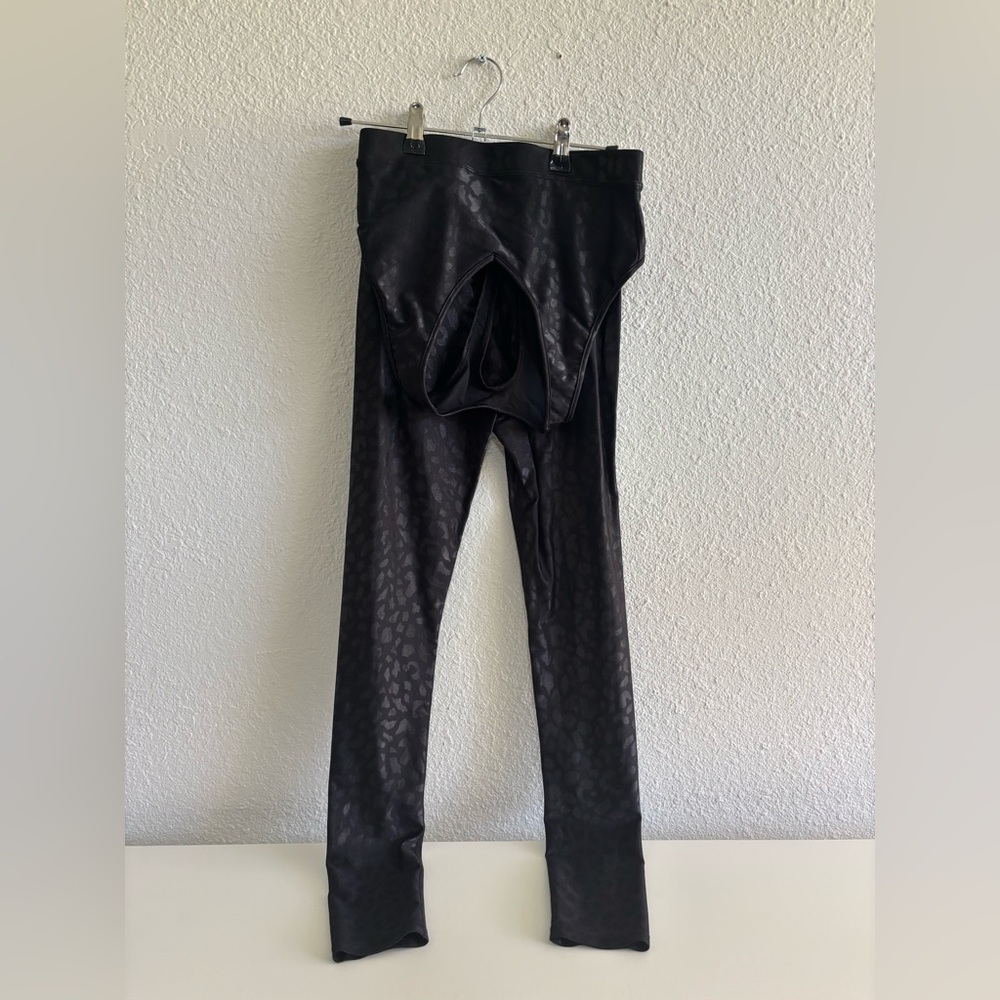 Carbon38 sports bra and legging set - black leopard print